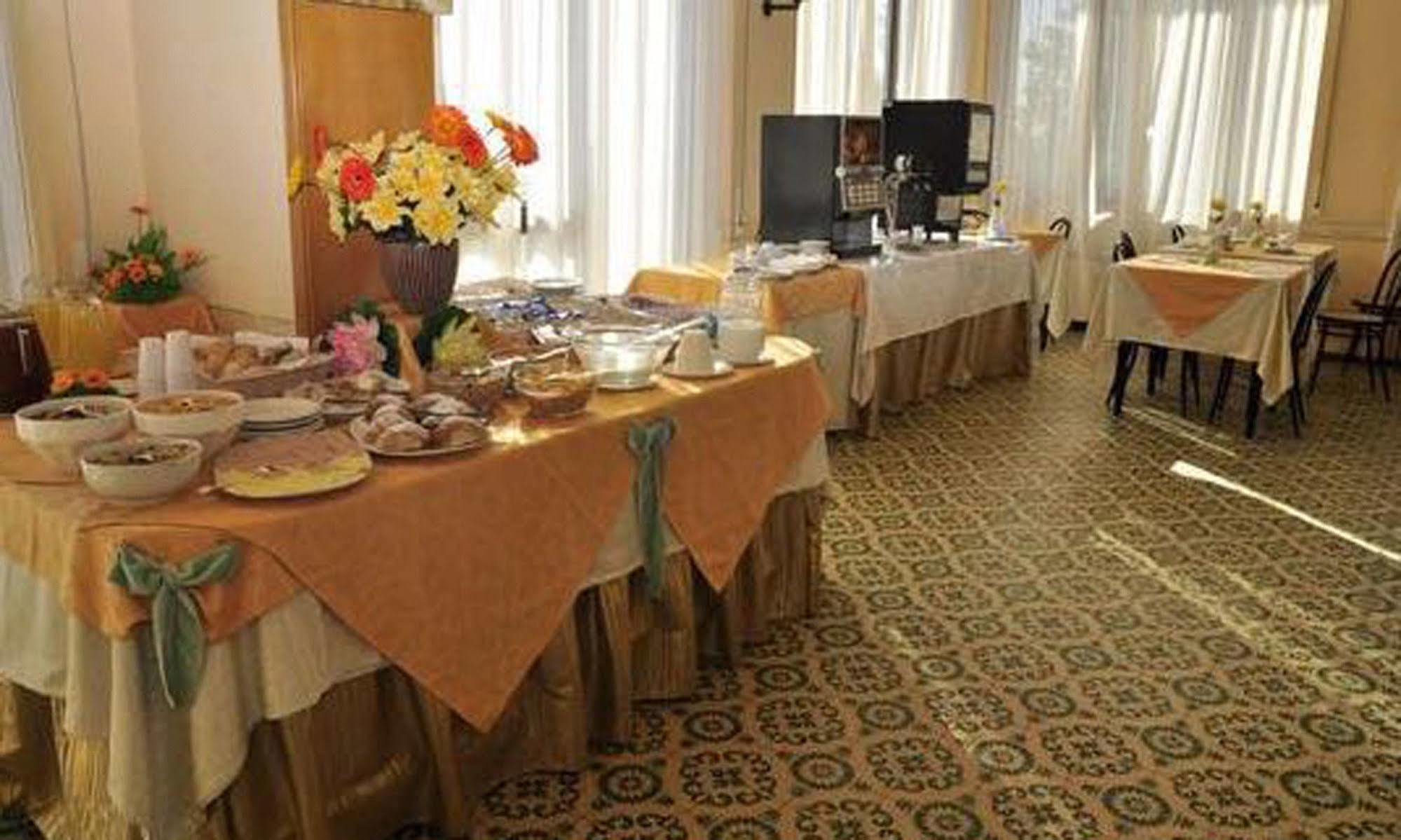 Hotel Brenta Viserbella di Rimini Ngoại thất bức ảnh